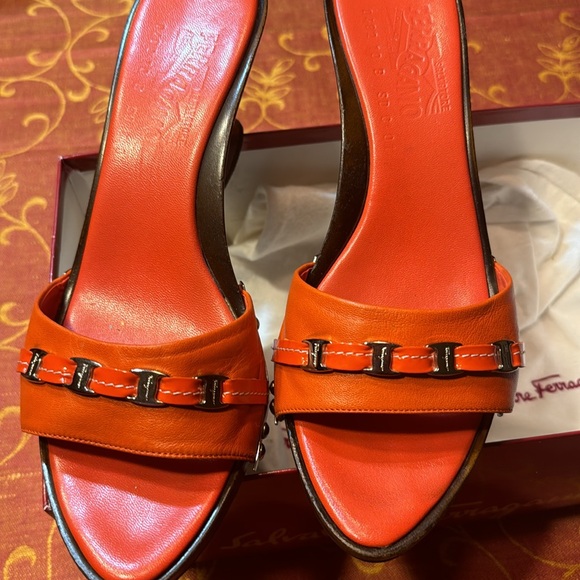 Farragomo size 10B orange mules. Only worn a few times. 3 in heel - Picture 10 of 17